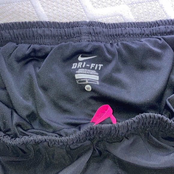 Size medium women’s Nike shorts - Picture 3 of 3